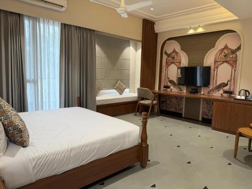 the luxury tiger at lake pichola