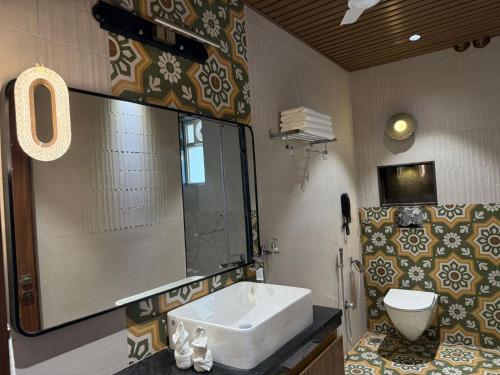 the luxury tiger at lake pichola