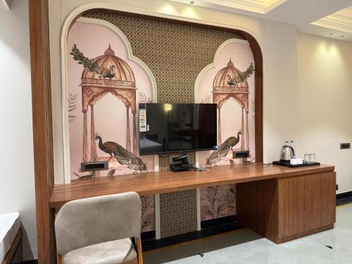 the luxury tiger at lake pichola