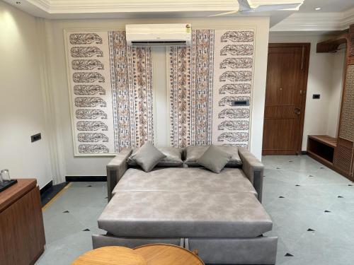 the luxury tiger at lake pichola