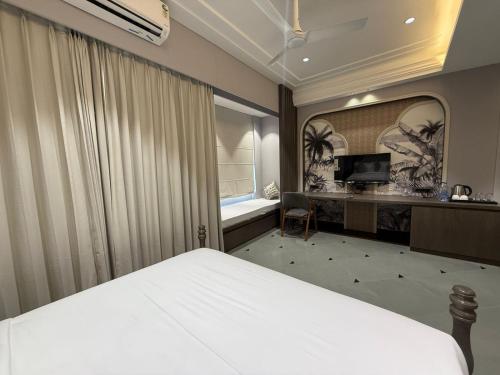 the luxury tiger at lake pichola