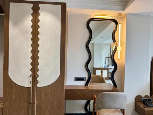 the luxury tiger at lake pichola