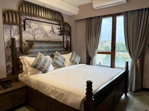 the luxury tiger at lake pichola