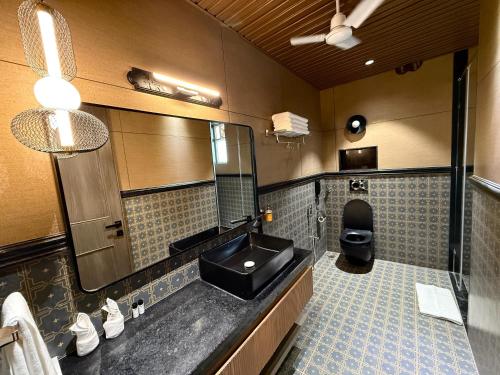 the luxury tiger at lake pichola