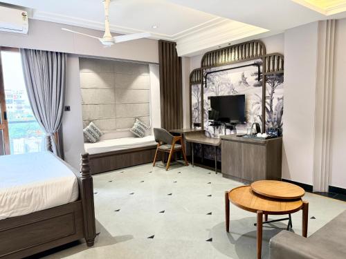 the luxury tiger at lake pichola