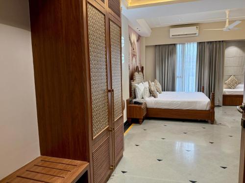 the luxury tiger at lake pichola