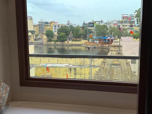 the luxury tiger at lake pichola