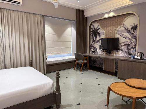 the luxury tiger at lake pichola