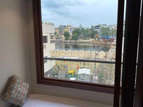 the luxury tiger at lake pichola