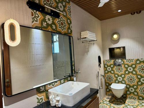 the luxury tiger at lake pichola