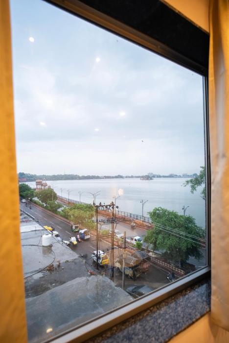 the white roots hotel