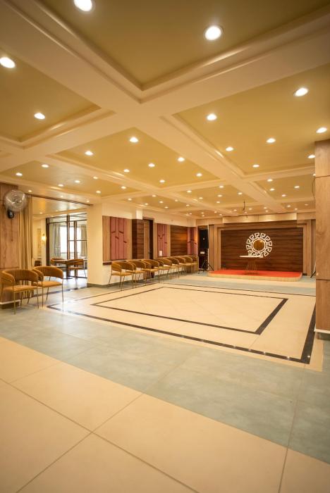 the white roots hotel