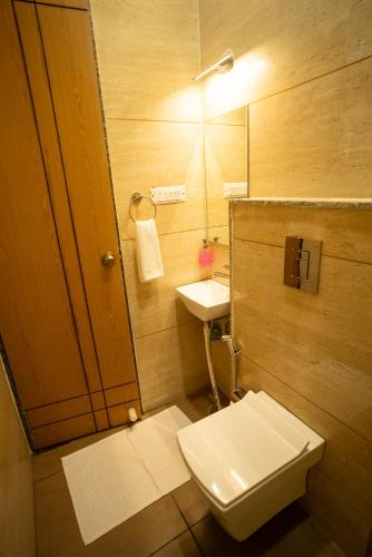 the white roots hotel