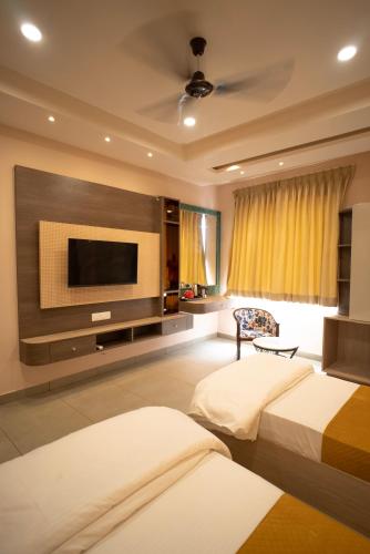 the white roots hotel