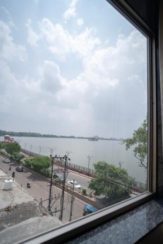 the white roots hotel