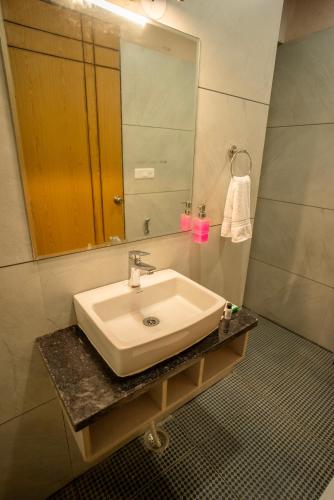 the white roots hotel