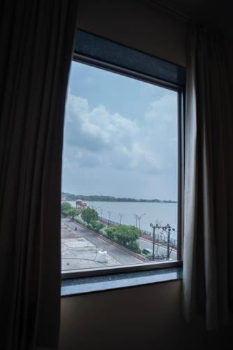 the white roots hotel