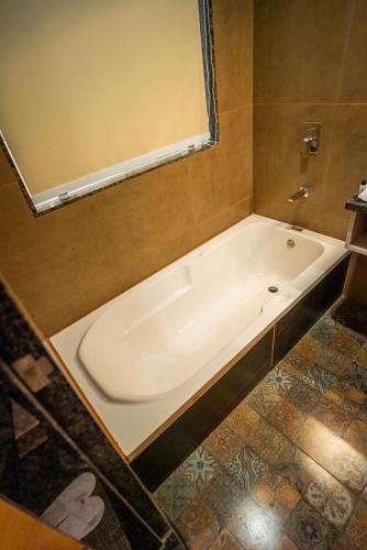 the white roots hotel