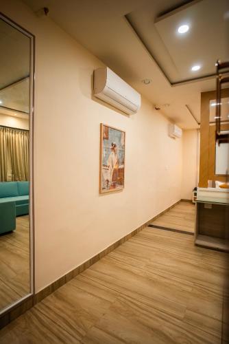 the white roots hotel