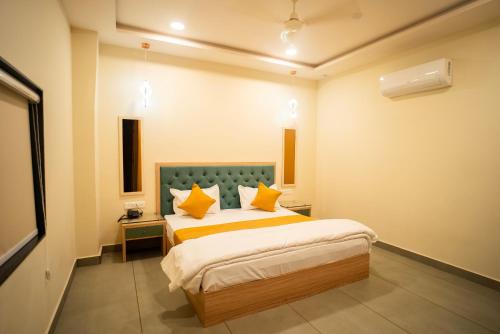 the white roots hotel