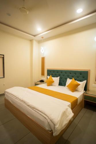 the white roots hotel