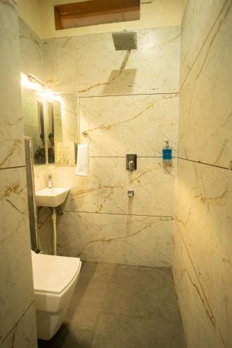 the white roots hotel