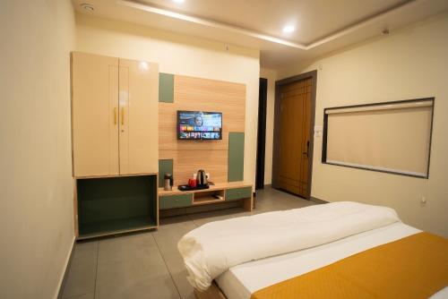 the white roots hotel