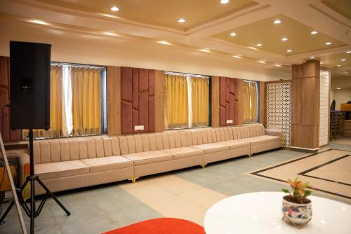 the white roots hotel