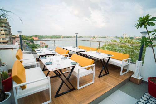 The White Roots Hotel,,3 star