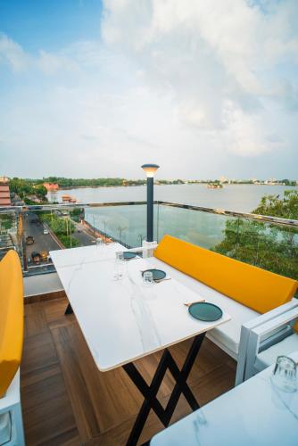 The White Roots Hotel,,3 star