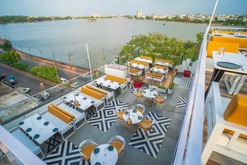 The White Roots Hotel,,3 star