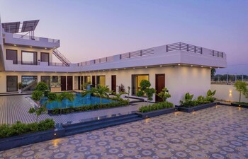 Weekend Wala Ghar,,3 star