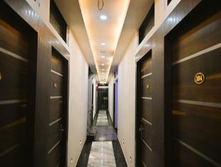 Rajmahal Premium Hotel & Banquet,,3 star