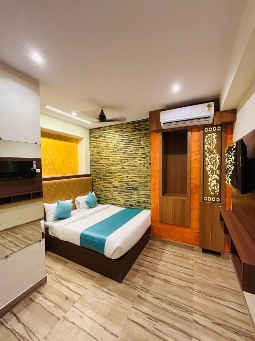 hotel le west near exhibition center