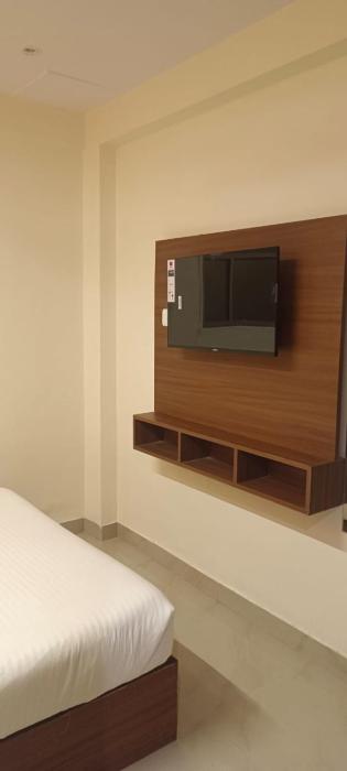 hotel le west near exhibition center