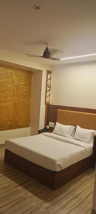 hotel le west near exhibition center