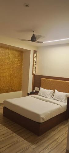 hotel le west near exhibition center