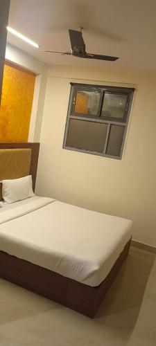 hotel le west near exhibition center