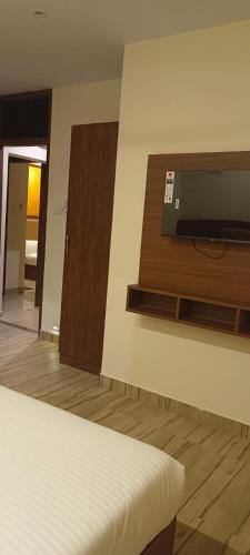 hotel le west near exhibition center