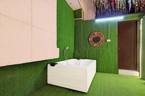 super hotel o rama house near peeragarhi metro station