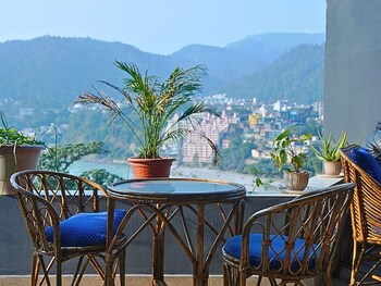 skyard hostel and homestay harsil valley