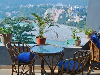 skyard hostel and homestay harsil valley