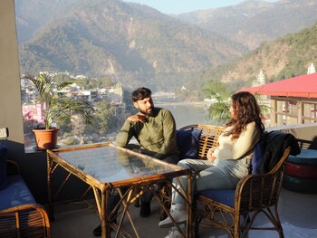 skyard hostel and homestay harsil valley