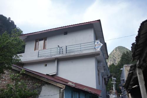 skyard hostel and homestay harsil valley