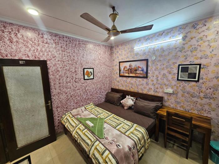 gautam nagar homestay near aiims hospital