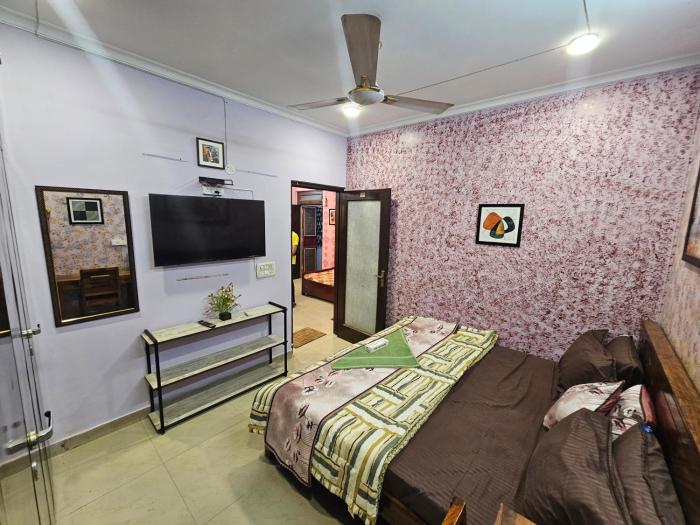 gautam nagar homestay near aiims hospital