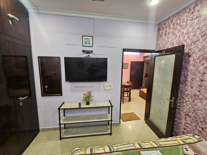 gautam nagar homestay near aiims hospital