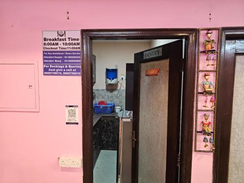 gautam nagar homestay near aiims hospital