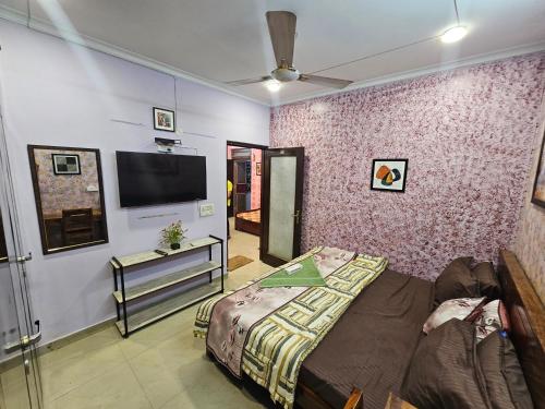 gautam nagar homestay near aiims hospital