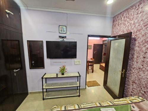 gautam nagar homestay near aiims hospital